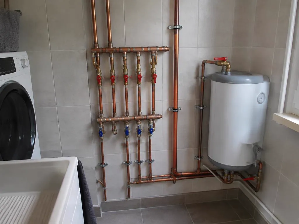Instalación de tuberías de cobre con manifold y llaves de corte en una lavandería