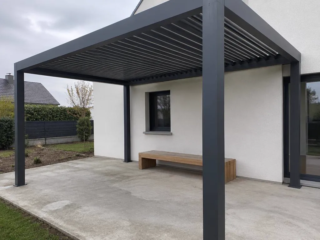 Pérgola metálica de lamas sobre una terraza de hormigón junto a una vivienda