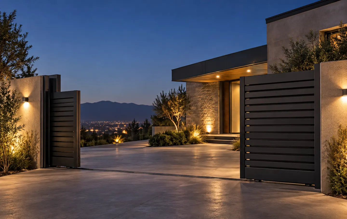 Portón automático deslizante abierto en el acceso de una vivienda contemporánea al atardecer