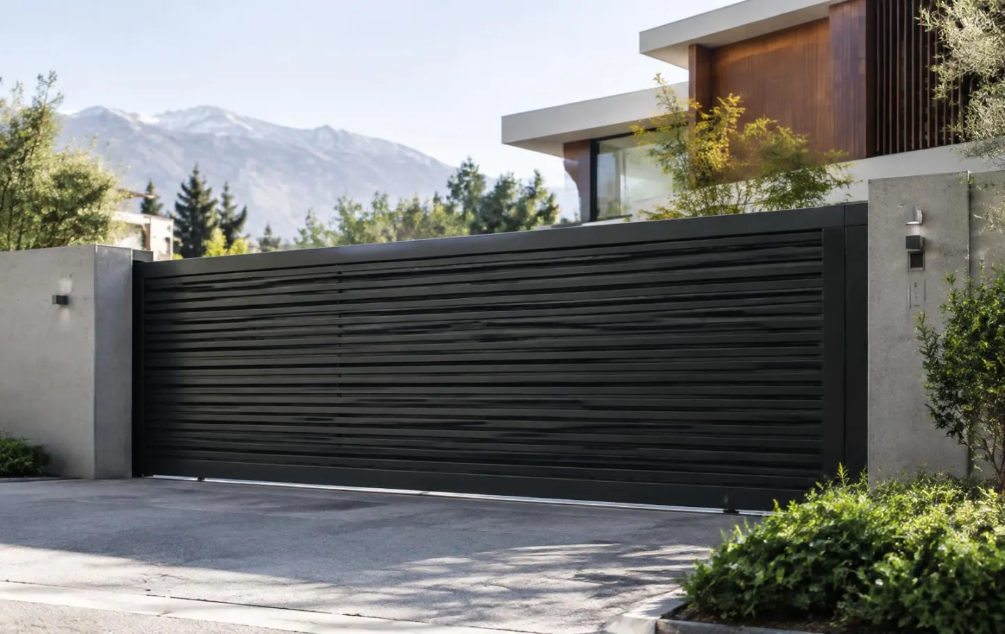 Portón metálico moderno en el acceso de una vivienda